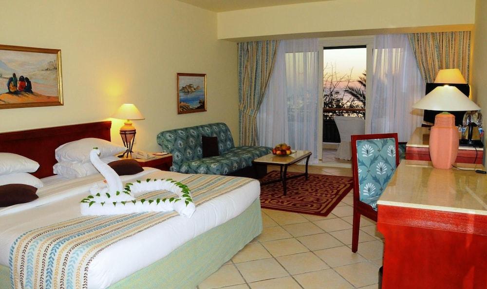 Safir Sharm Waterfalls Resort Exterior photo A room at the Hilton Sharm El Sheikh