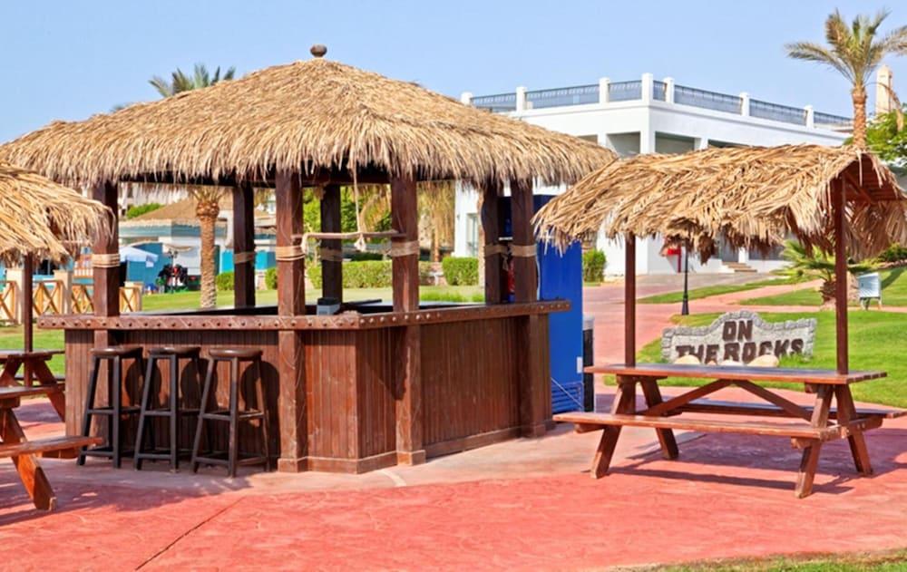 Safir Sharm Waterfalls Resort Exterior photo The bar at the beach