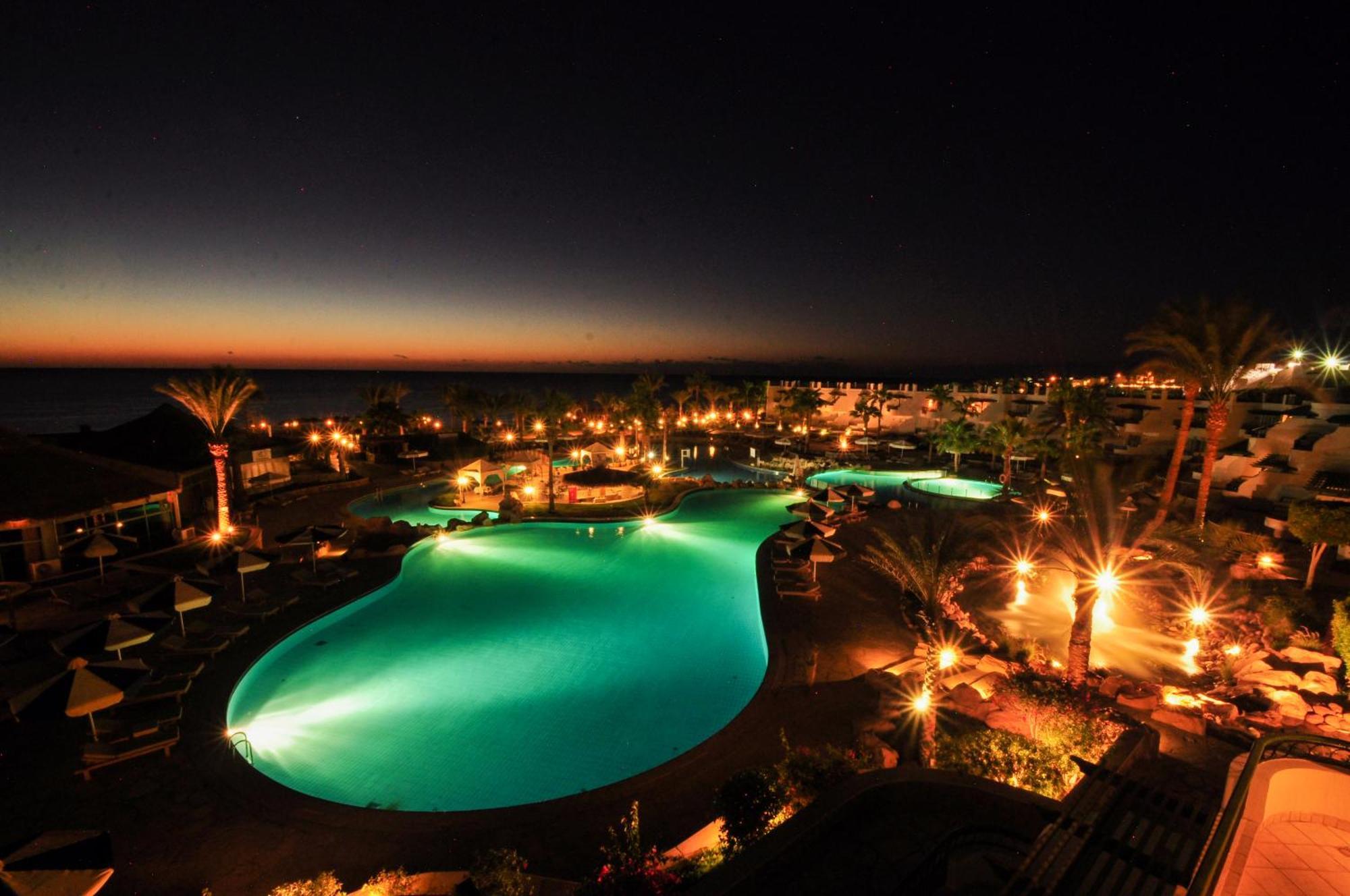 Safir Sharm Waterfalls Resort Exterior photo The resort at night