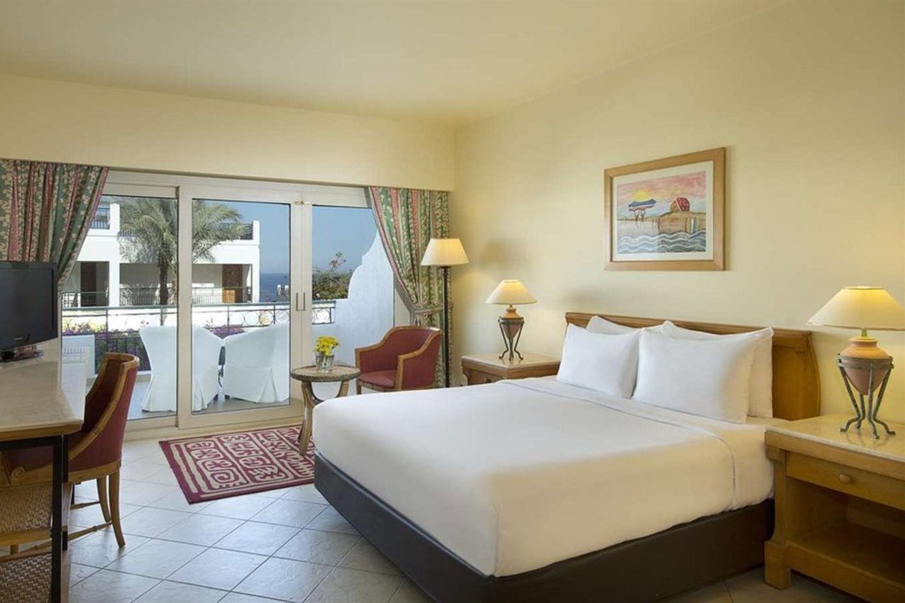 Safir Sharm Waterfalls Resort Exterior photo A room at the Hilton Sharm El Sheikh